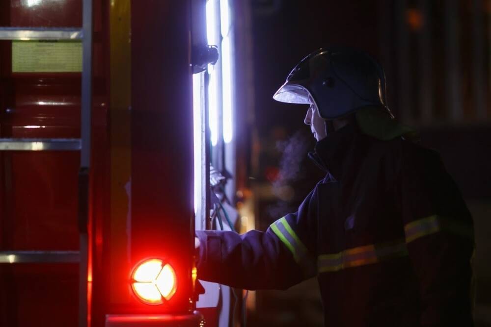 Под Волгоградом при пожаре на АЗС пострадали два человека