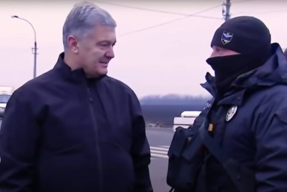 Порошенко покинул Украину после попытки вызвать его на допрос