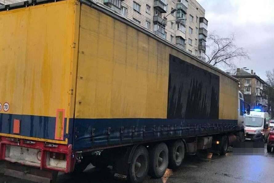 В Киеве грузовик сбил женщину