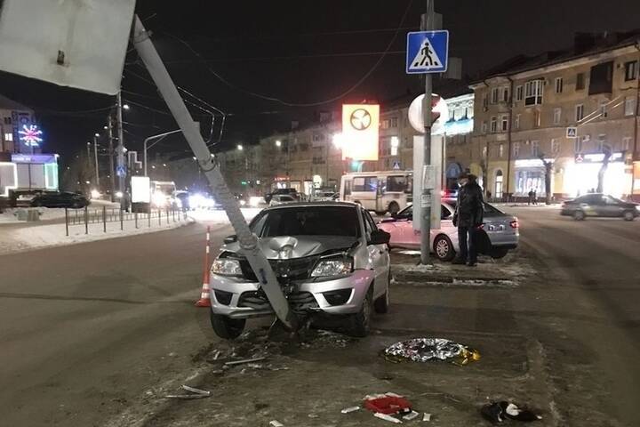 В Омске водитель «Лады» наехал на пешехода и светофор у «Кристалла»