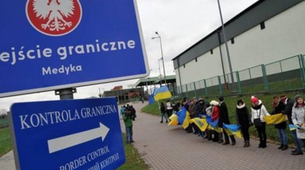 Почему украинцы массово уезжают в Польшу: эксперт назвала причину