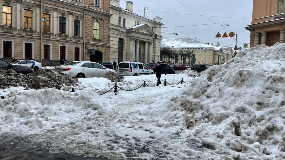 Горожане продолжают «тонуть» на тротуарах из-за неубранного снега