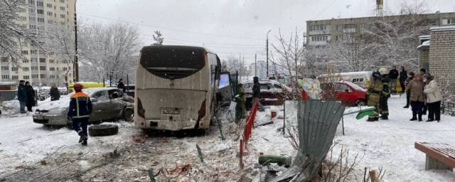 В Саратове автобус с отказавшими тормозами въехал во двор дома, пострадали восемь человек