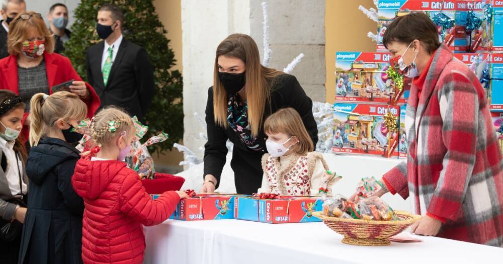 Дети княгини Шарлен раздавали рождественские подарки во дворце