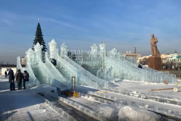 Сапожников показал процесс строительства ледовых городков на площадях Ленина и Труда