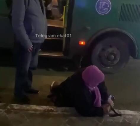 В Екатеринбурге водитель автобуса вытолкал бабушку в грязь