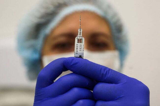 Moderna обещает выпустить вакцину от штамма «омикрон» к лету