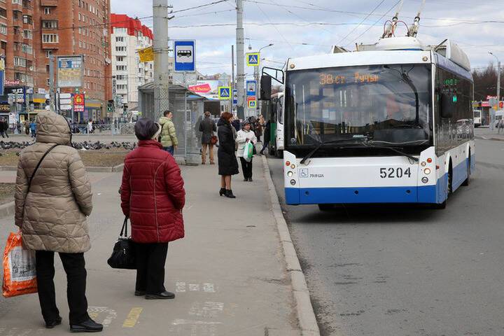 Петербуржцы толкали заглохший у метро «Московская» троллейбус