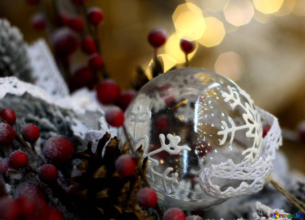 Большой новогодний шар со сказочным домиком появился в Нижнем Новгороде