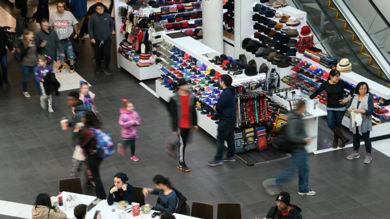 «Суперсуббота» в США: покупатели устремились в магазины, несмотря на распространение «омикрона»