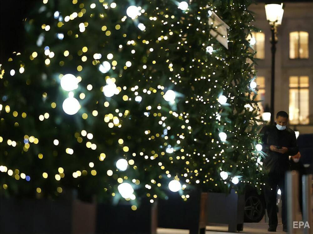 В Париже отменили праздничные новогодние мероприятия из-за опасений по поводу штамма "Омикрон"