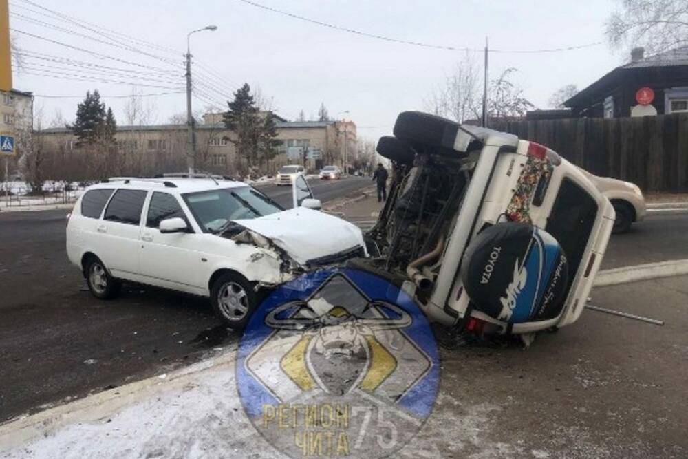 Toyota Surf опрокинулась после ДТП с Lada на Петровско-Заводской в Чите