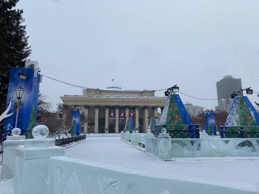 В Новосибирске снова заработал каток на площади Ленина