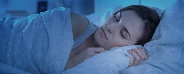 Терапевт Хан: Обильное потоотделение во сне может быть симптомом «омикрона»