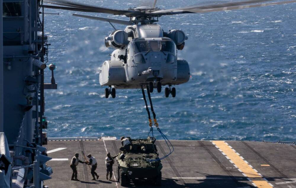 «Грузоподъёмность выросла в три раза»: новая модификация американского вертолёта CH-53K подняла в воздух бронемашину LAV-25