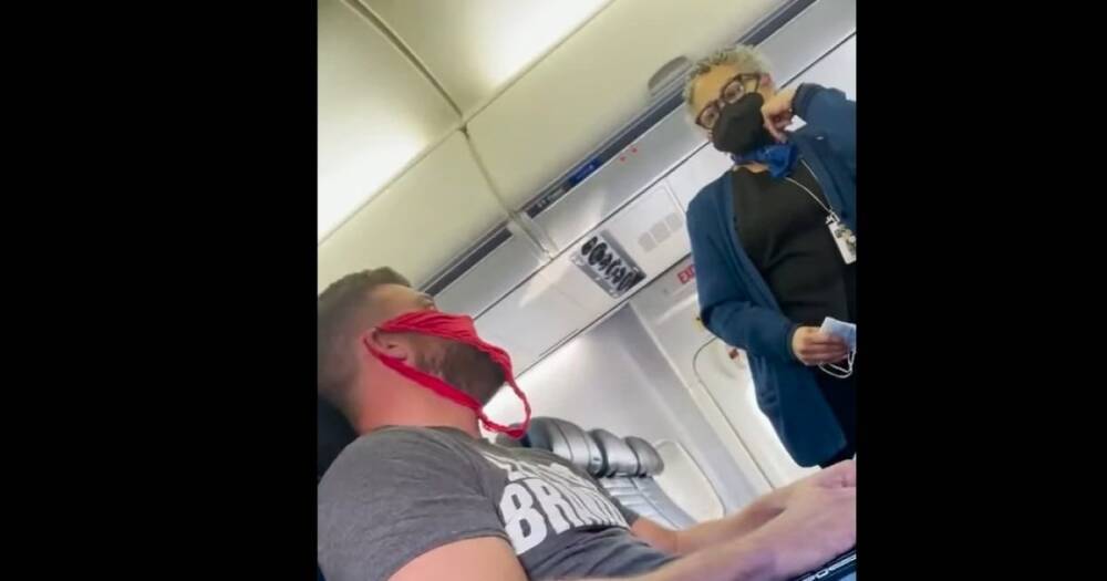 Мужчину сняли с борта самолета из-за женских трусов на лице вместо маски (видео)