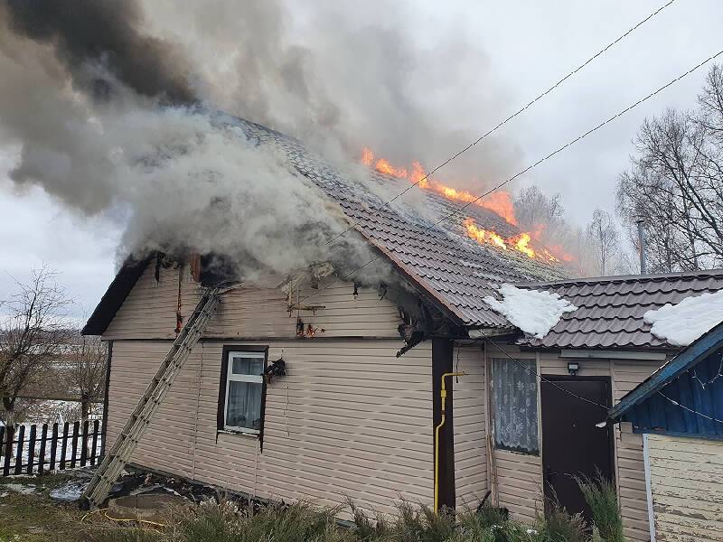 Смоленским пожарным удалось спасти жилой дом от огня