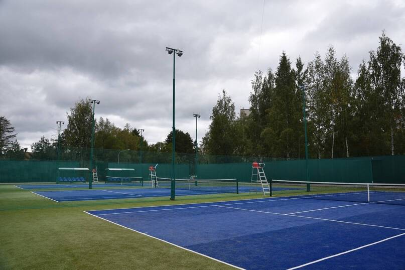 В Сосновом Бору провели реконструкцию семи теннисных кортов