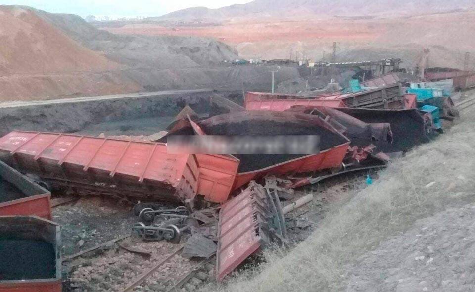В Ташкентской области столкнулись два состава, перевозившие уголь. С рельсов сошли и перевернулись 20 вагонов. Видео