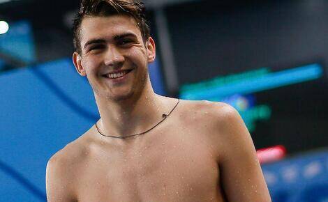 Россиянин Климент Колесников завоевал сегодня две золотые медали на чемпионате мира по плаванию на короткой воде