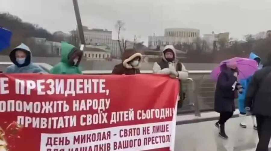 На Украине состоялась акция протеста против Зеленского с раздачей конфет
