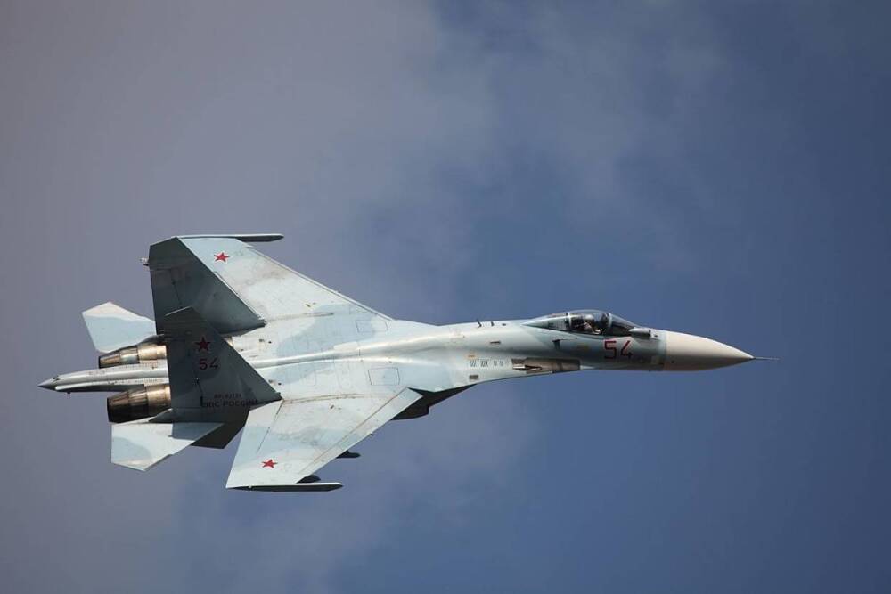 Летчики Балтфлота на Су-27 отработали посадку на «поврежденную» взлетную полосу на учениях