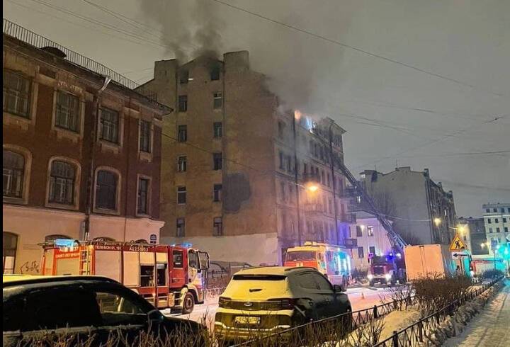 В центре Петербурга горит заброшенное здание