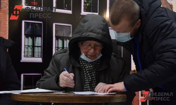 Части пенсионеров заплатят по 2 тысячи рублей за прививку от COVID-19