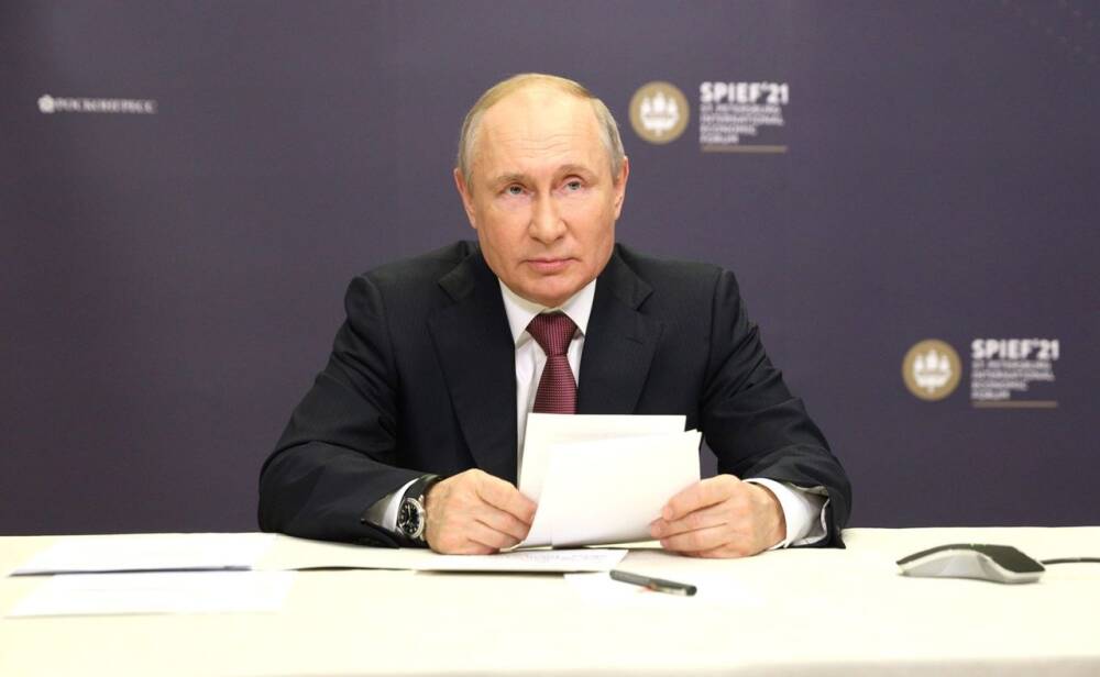 Путин поручил кабмину выделить регионам средства на увеличение зарплат бюджетникам