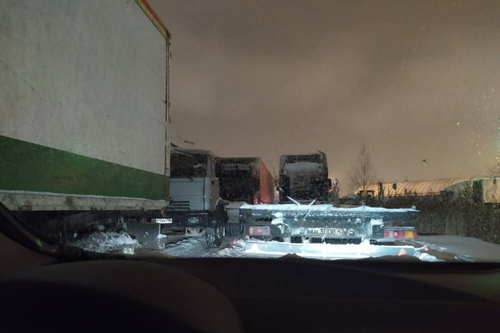 Власти Петербурга рассказали, как будут устранять снежную пробку на Московском шоссе
