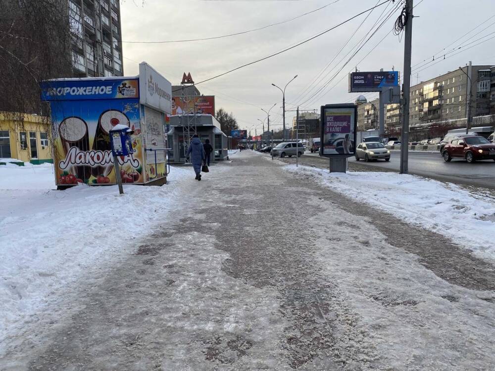 Мэр Новосибирска объяснил гололёд на тротуарах дефицитом спецтехники