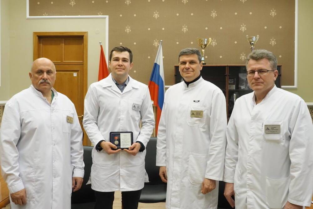 Работающих в петербургских COVID-стационарах медиков наградили знаком отличия «За доблесть в спасении»