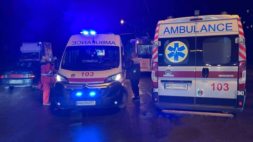 Микроавтобус сбил мать с ребенком в Кривом Роге, кадры трагедии: "водитель скрылся"