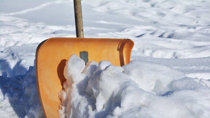 Как быстро убрать снег на даче: что нужно нанести на лопату