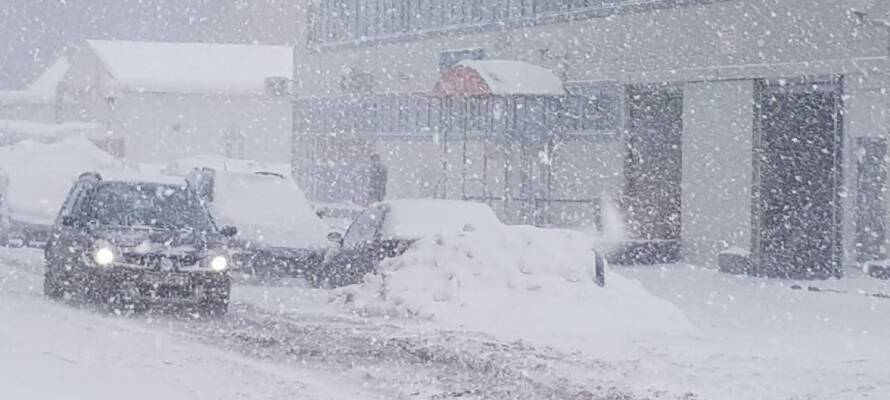 Пути к детсадам и школам завалены снегом в Петрозаводске