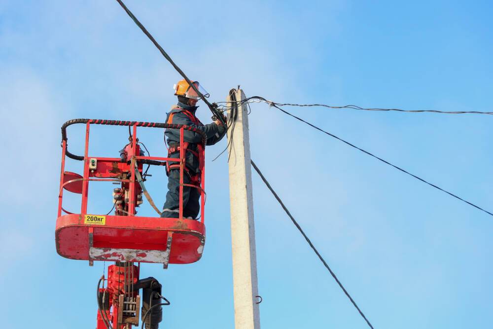 Энергетики реконструируют электрические сети в поселке Ле-Вилль Ярославского района