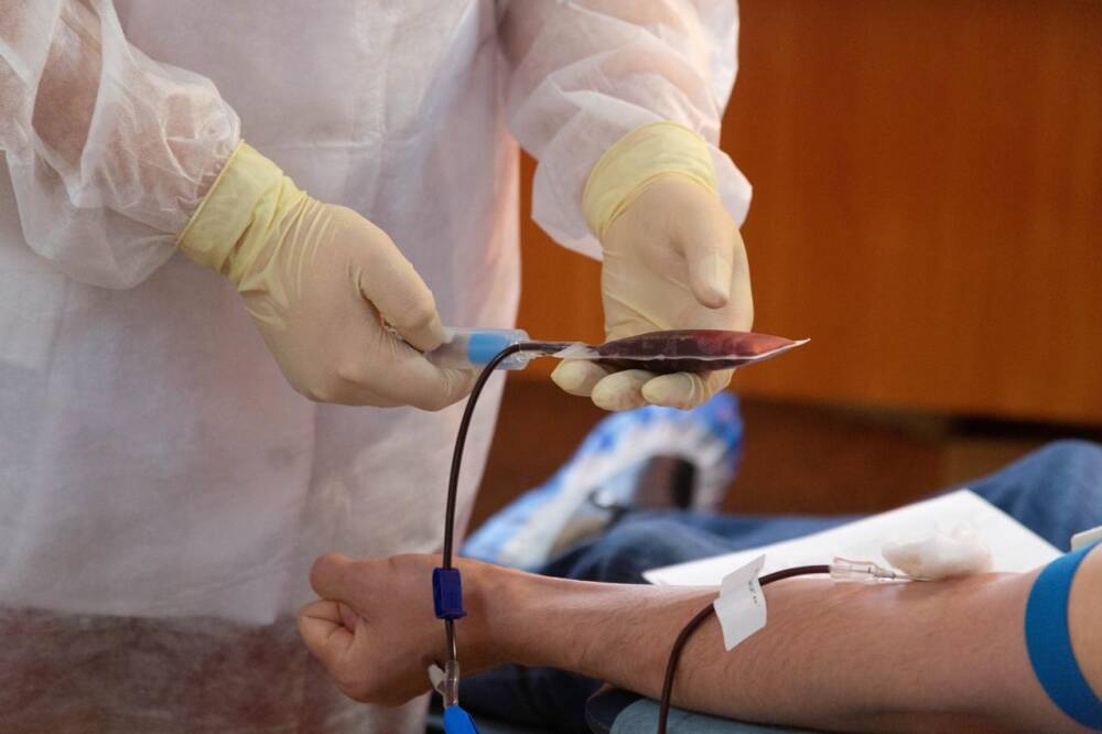 В Новосибирске депутаты горсовета сдали донорскую кровь