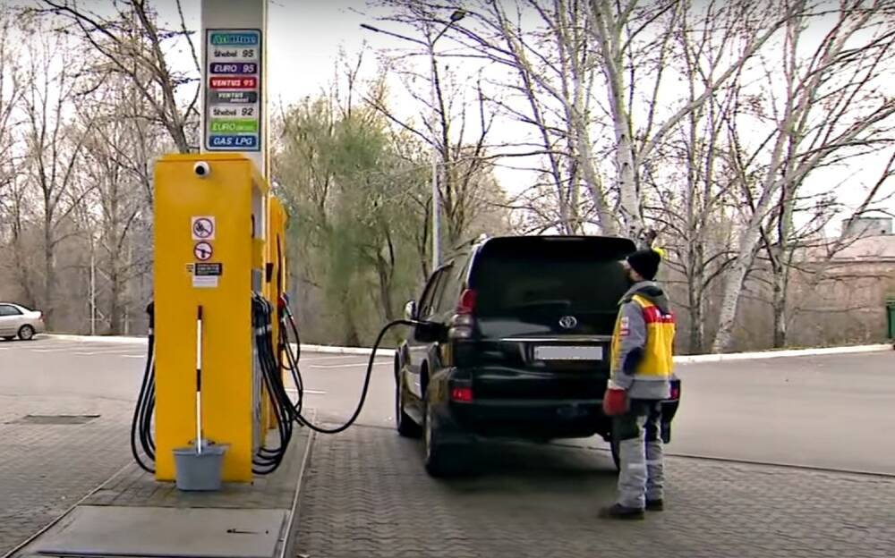 У водителей слезы радости: на АЗС рухнула цена на бензин и дизель - Минэкономики обновило цифры