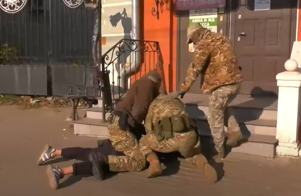 В Рязани возле «Детского мира» задержали подозреваемых в организации незаконной миграции