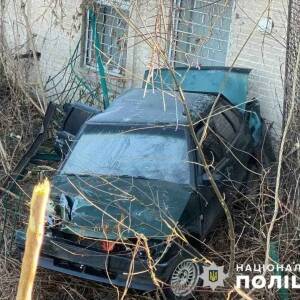 В Мелитополе автомобиль ВАЗ слетел с моста. Фото