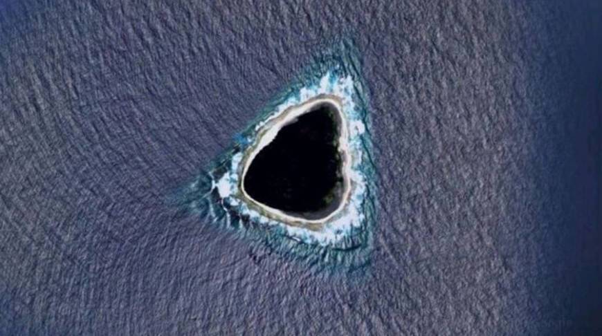 Парень нашел на картах в Тихом океане остров, который больше похож на отверстие в планете