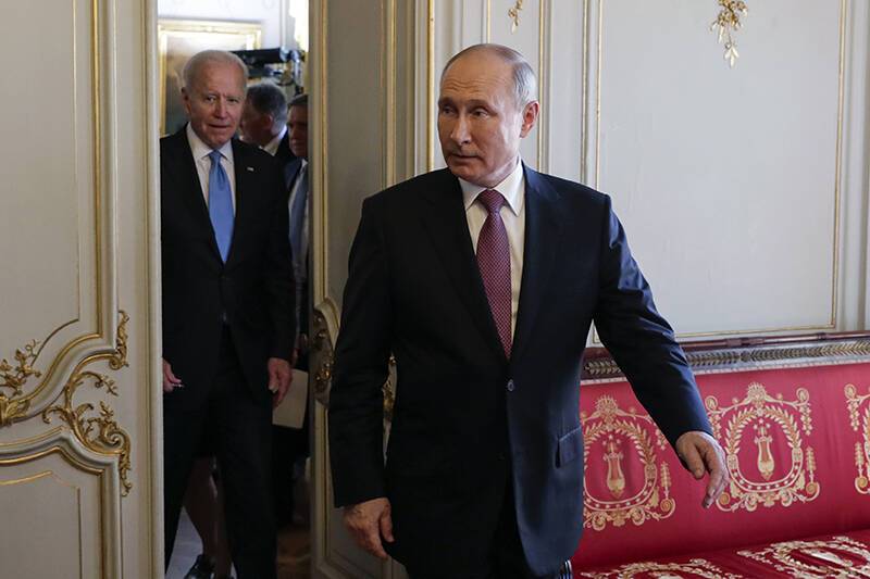 МИД объяснил необходимость контакта Путина и Байдена