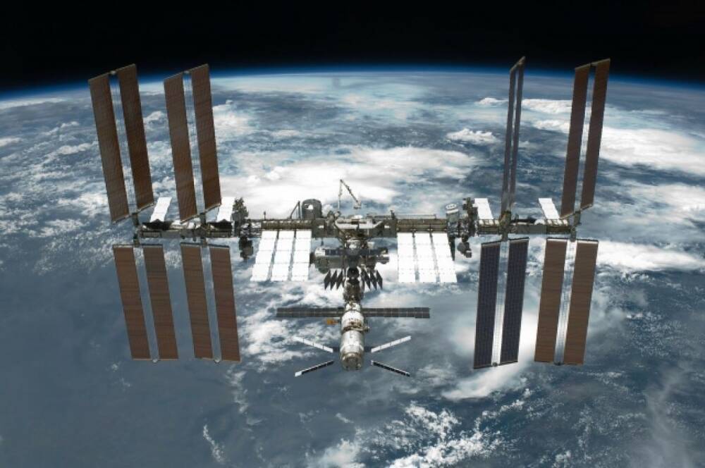 Астронавты НАСА вышли в открытый космос, чтобы заменить антенну на МКС