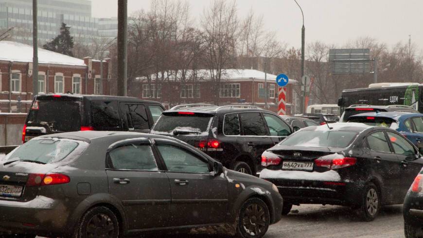 Снег и ветер в Москве: на дорогах – девятибалльные пробки