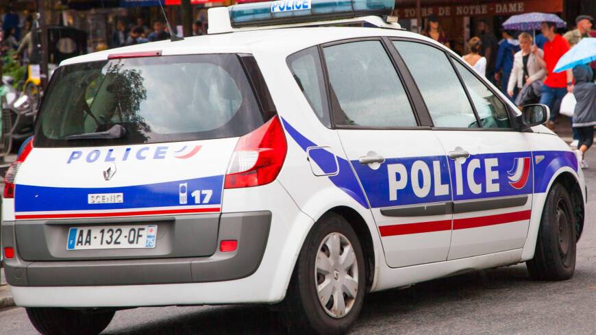 Во Франции мужчина в костюме ниндзя ранил саблей женщин-полицейских
