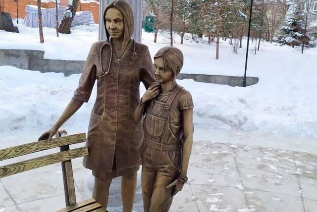 Жуткий и депрессивный: памятник врачу с ребёнком в Хабаровске возмутил горожан
