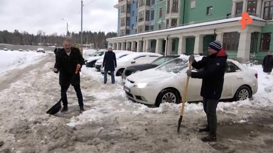 Жители ЖК в Митино оказались вынуждены расчищать двор от снега своими силами