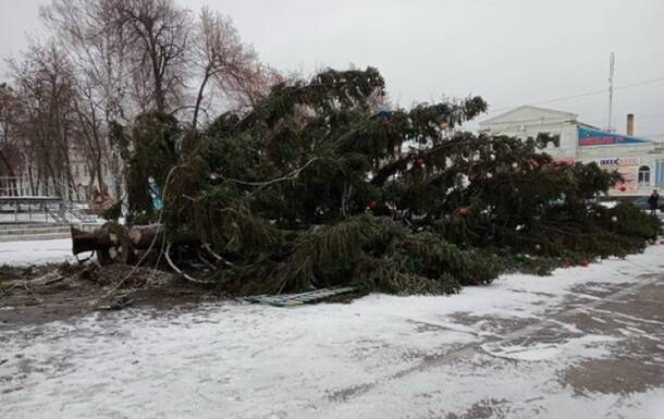 Стало известно о третьей за день упавшей в Украине новогодней елке