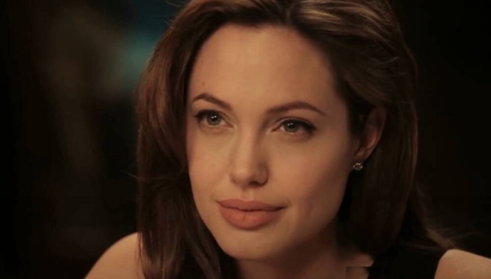 Анджелина Джоли без косметики и в пальто обеспокоила небрежным видом на прогулке: кадры