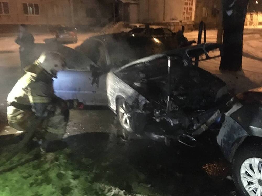 В Челябинске полиция и МЧС устанавливают причину возгорания автомобиля активиста